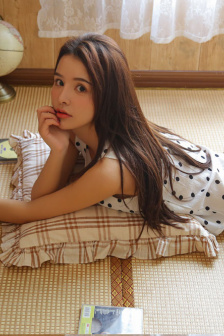 美女和帅哥强吻脱身 在房间